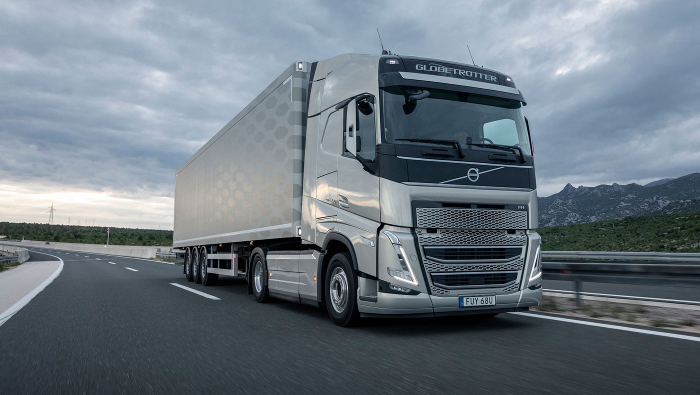 Svea Transport dragbil på motorväg, Volvo FH